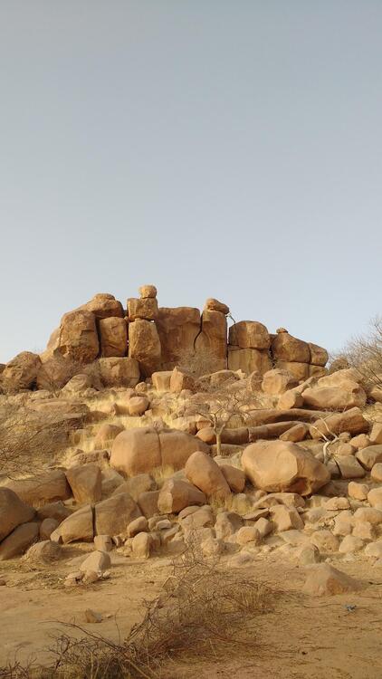 kau kada (faransa: beaucoup de roches; ingilisingilisi: rocks) kau kada (faransa: beaucoup de roches; ingilisingilisi: rocks)