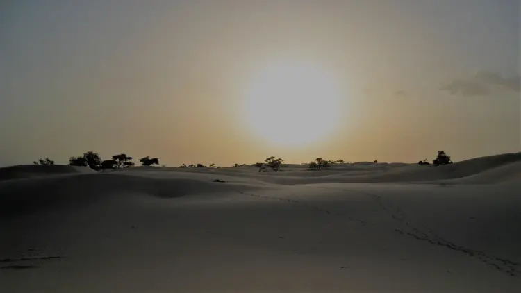 kǝngal-a kǝri-a (faransa: soleil et dune; ingilisingilisi: sun and dune)